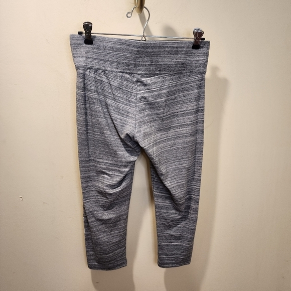 Victoria's Secret gray capri leggings size M - Picture 2 of 9